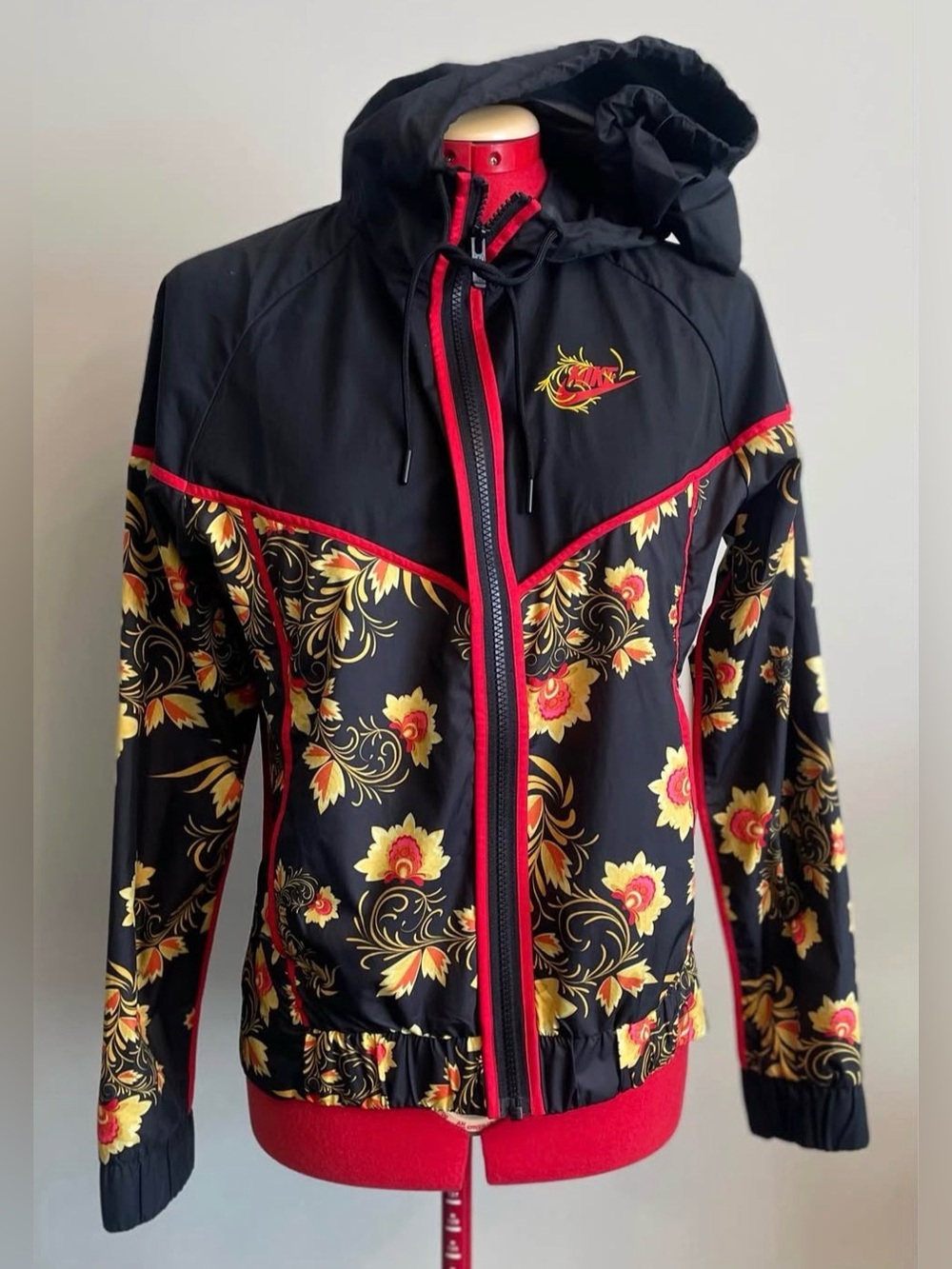Nike - zip up hooded windbreaker Size XS